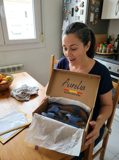 Clienta abriendo la caja de las sandalias ortopédicas Flex