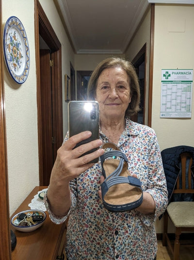 Clienta mostrando la sandalia ortopédica Flex ante el espejo