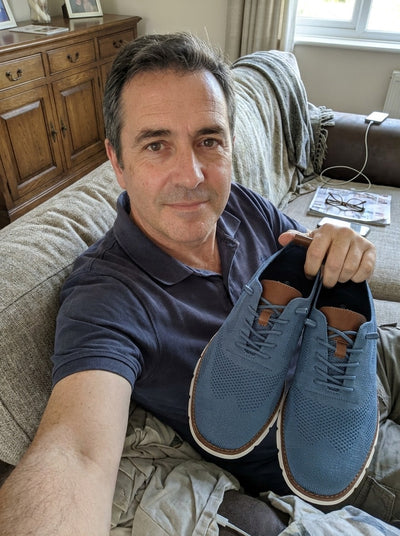 Cliente sujetando el Zapato Ortoflex en el salón