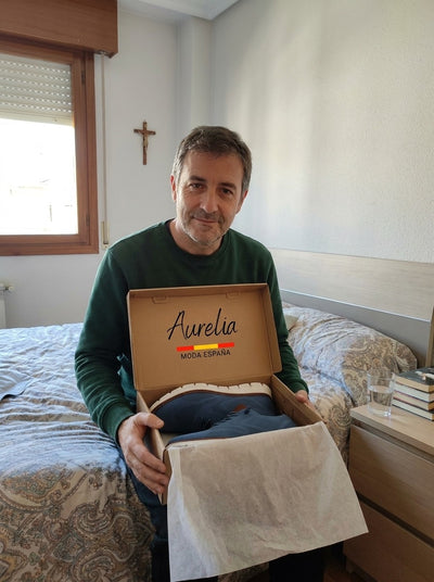 Cliente con la caja abierta del Zapato Ortoflex
